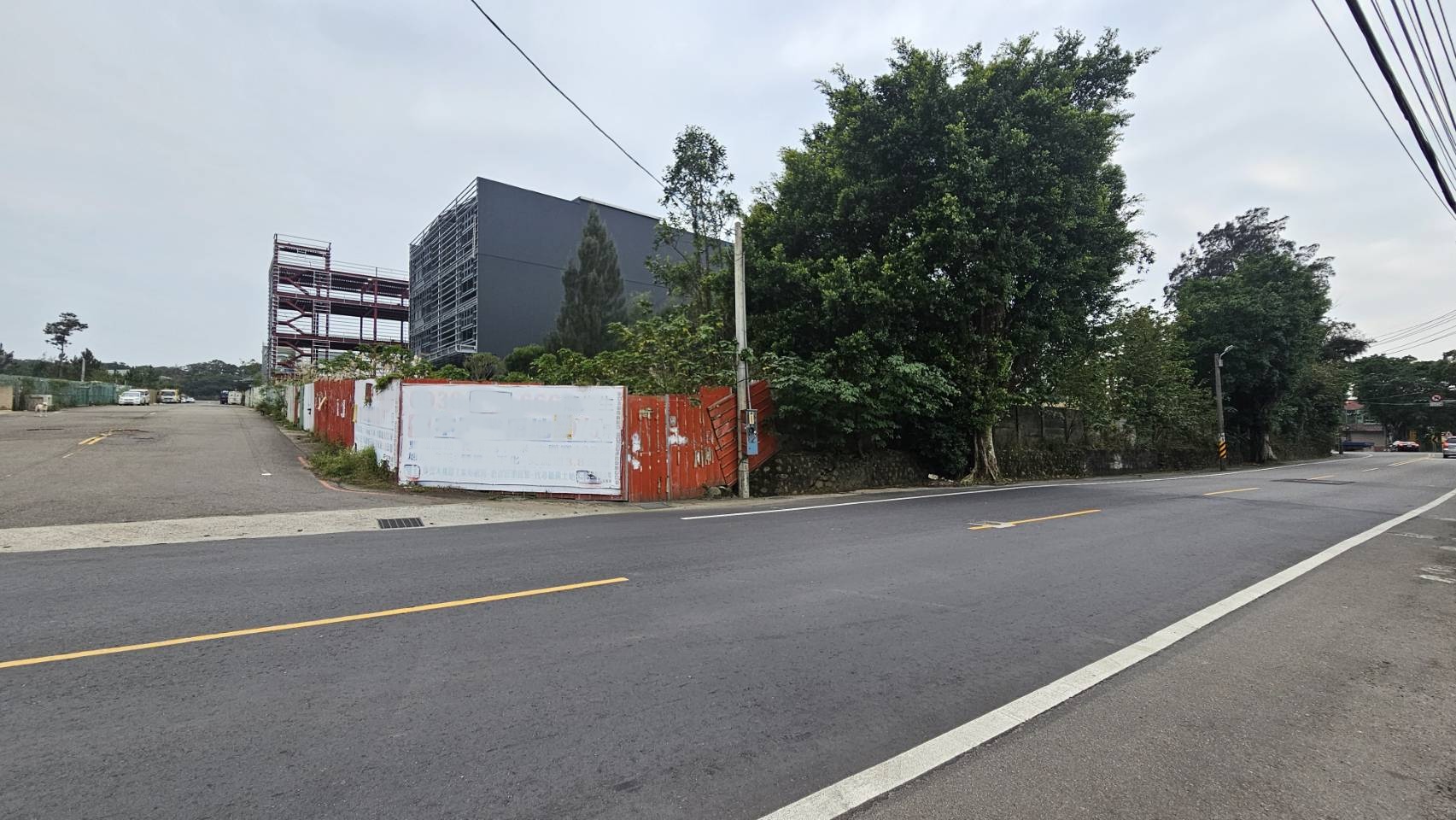 楊梅交流道是國道1號南下北上的重要節點，而本案正是緊鄰這個交流道的核心地帶。 從土地出發，不到幾分鐘車程即可上下國道，對於需要頻繁進出貨的製造業、物流業而言， 這意味著巨大的時間與運輸成本節省。