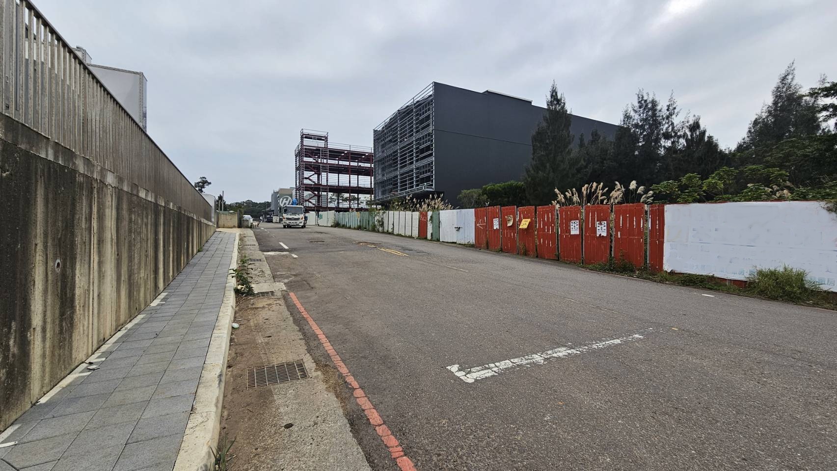 本案為雙面臨路角地，兩側道路寬度均為 12 米， 這代表貨車可以從兩個不同方向進出，大幅降低廠內物流動線打結的問題。 對於有大量原物料進出貨需求的製造工廠而言，角地的雙動線設計 幾乎等同於免費升級的物流效率。更別說在建物面向與採光面的選擇上， 朝北、朝東的雙向座向讓廠辦建築規劃有更多彈性。